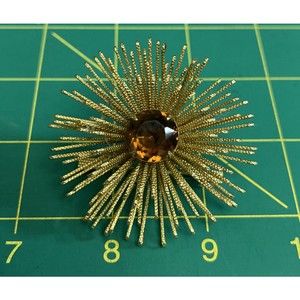 Sarah Coventry Golden Mum Starburst Pin Signed Rootbeer Glass Cabochon in Center
